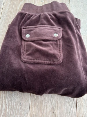 Juicy byxor  - Säljer domma jätte fina juicy byxorna som jag ej använt på jätte länge några små defekter bland annat är snörena lite noppiga metall grejerna har åkt av samt lite små fläckar på vissa ställen men annars påverkar de inte användningen i sig!!❤️