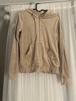 Beige sip hoodie  - En beige sip hoodie i jätte skönt material. 