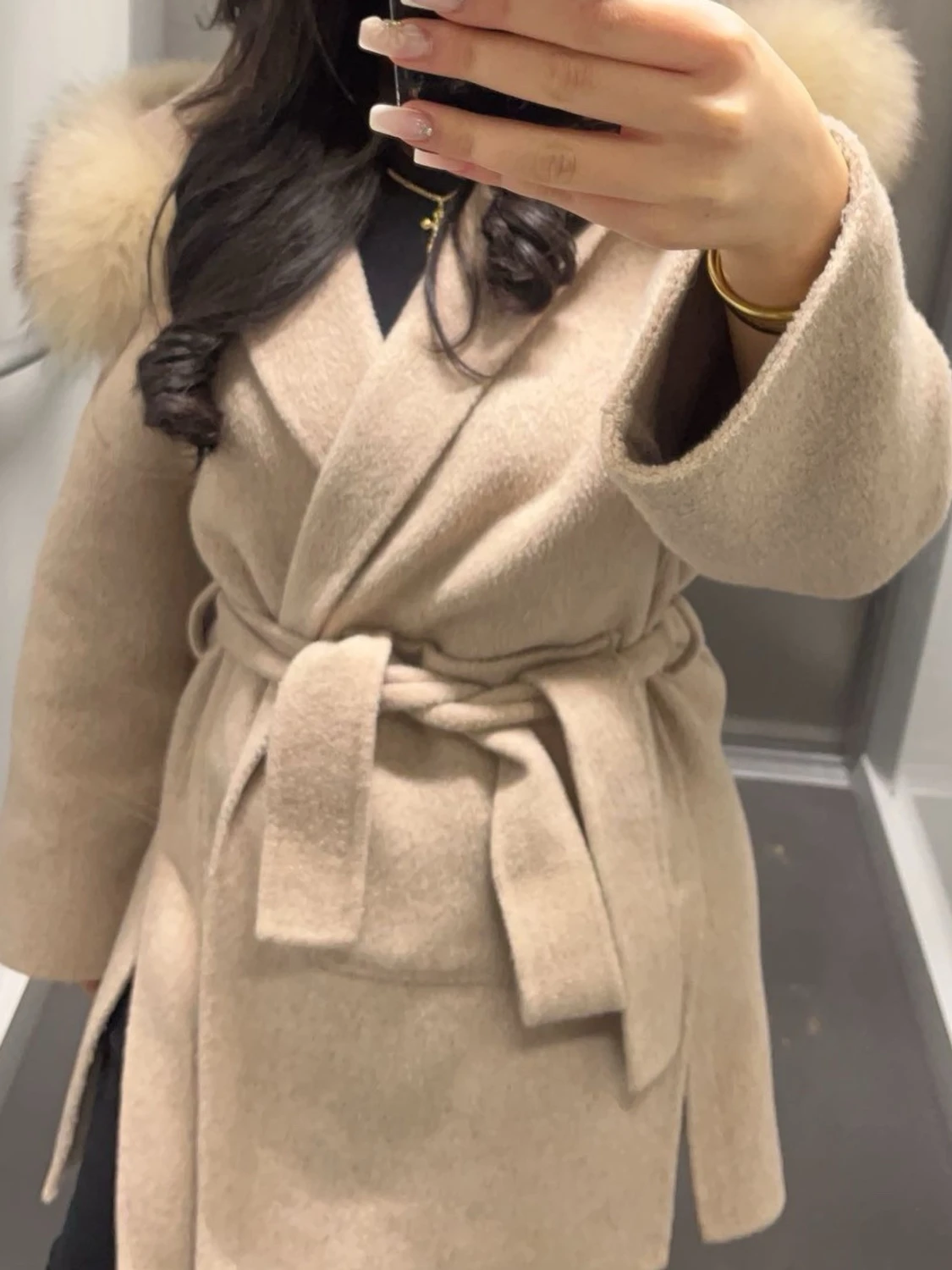 Beige kappa med päls och bälte