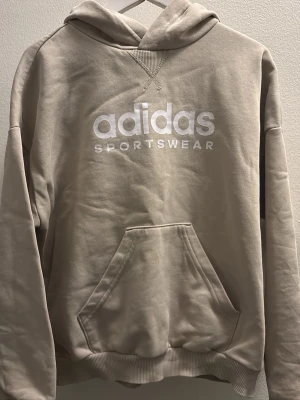 Hoodie Adidas Barnstorlek - Säljer beige hoodie från Adidas