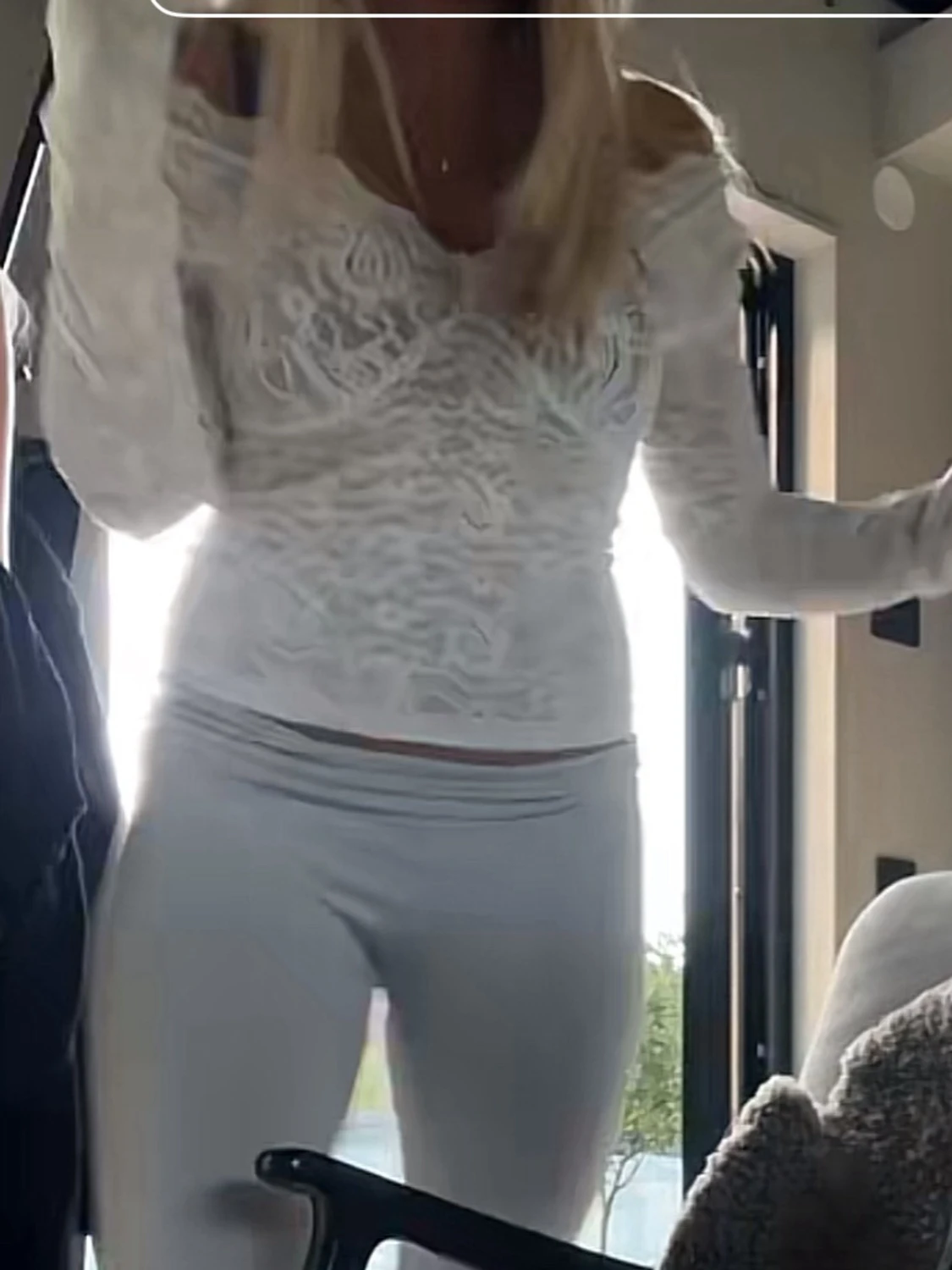 Vit spetsblus med v-ringning - 1