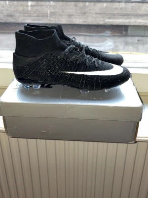 Fotbollskor - Ett par otroligt nostalgi fotbollskor, dessa säljs inte längre då det va en limited edition verision gjort av Cristiano Ronaldo, dessa är fel fria helt som nya använt 1 gång och super fina, vill du sticka ut på fotbollsplanen så är dessa perfekt för dig, dessa lanserades 2014 och sen kom de ut igen 2015 sen dess har det aldrig sålts igen 