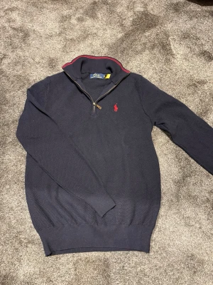 Ralph Lauren Quarter Zip - Helt ny oanvänd mörkblå Ralph Lauren quarter zip, storlek M. Hör gärna av dig vid funderingar eller prisförslag 🤩🤝