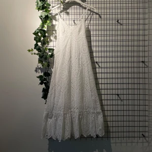 Studentklänning - Vit klänning i broderie anglaise💕slutsåld från HM, perfekt till studenten eller att ha i sommar💕