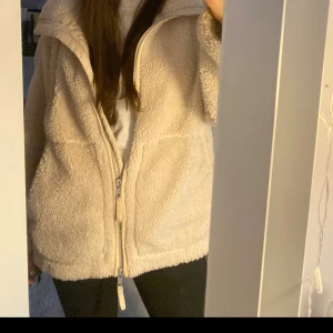 Beige teddyjacka med dragkedja - Säljer en supermjuk och fluffig beige teddyjacka med hög krage och hel dragkedja framtill. Förekommer sminkfläckar på insidan och tecken på användning men inget fel på jackan annars💕