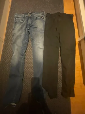 Replay jeans (Tar emot byten) - 2 par feta replays knappt använda. Kan köpas enskilt men tar också emot byten. Säljer dem endast för att de är för långa