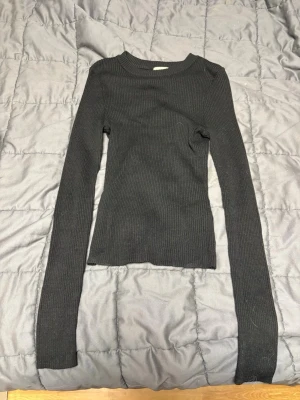 Svart ribbad tröja från H&M - Säljer en svart, ribbad långärmad tröja från H&M i storlek S. 