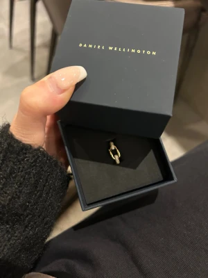 Crystal Link Ring från Daniel Wellington - Säljer en Crystal Link Ring från Daniel Wellington i guld. Ringen är i storlek 48 och inte kommit till användning då den är för liten🩷🩷