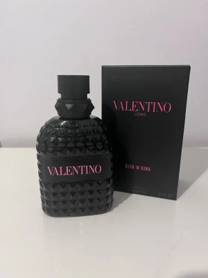 Valentino Uomo Born in Roma 100ml - Säljer en Valentino Uomo Born in Roma herrparfym, 100 ml Eau de Toilette.  Doften är modern, maskulin och passar både vardag och kväll.