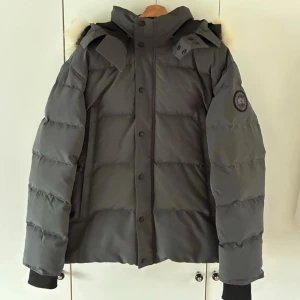 Canada Goose Wyndham black label - Granite Gray färg, black label, äkta päls, mycket varm och bekväm, storlek XL passar som en klassisk XL. 