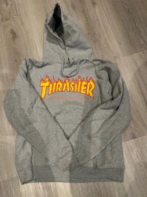 Thrasher hoodie - Säljer denna hoodien då jag aldrig använder den, storlek S (34,36). Väldigt fint skick, ingenting på texten som försvunnit heller.