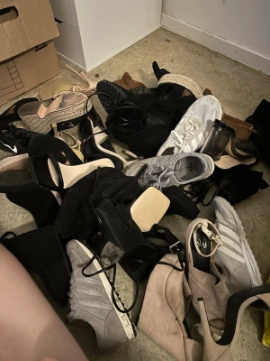 Mix av sneakers, boots och klackar - Säljer ett stort gäng skor i olika stilar! Klackar sneakers och bots. Olika skick men mycket är använd en gång eller provade. Storlek 35 36 36