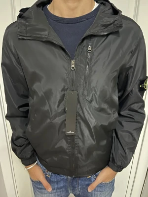 Stone island windbreaker  - Sprillans ny Stone island windbreaker! Nyskick,storlek S/M! Vid minsta fundering kontakta oss ✔️
