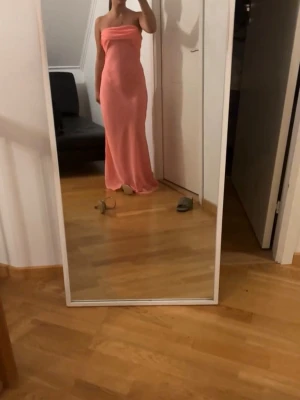 Rosa balklänning  - Jag säljer denna superfina rosa balklänningen, den passar verkligen perfekt till balen och har en jättefin detalj i ryggen! Klänningen är slut på hemsidan därav priset🥰