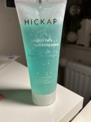 Hickap ansiktsmask - En återfuktande ansiktsmask från hickap. Aldrig använd och förpackningen är helt oöppnad med klistermärket kvar. Nypris 179kr på Lyko. 