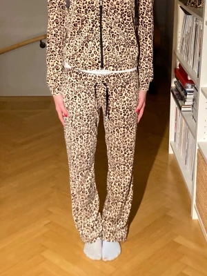 Leopardmönstrat mjukisset - Säljer ett leopardmönstrat mjukisset från Gina. Båda delarna är så snygga i sig själva också! Perfekt för dig som vill sticka ut med ett djurmönster och addera lite edge till din outfit.🌸 90 kr per del 150 för båda. Kolla in mina andra annonser!💕