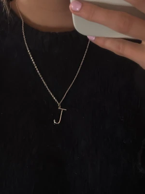 Maria Nilsdotter halsband letter - Säljer mitt halsband från Maria Nilsdotter med bokstaven J. Det är i mycket bra kvalité och har användts mycket lite🤗