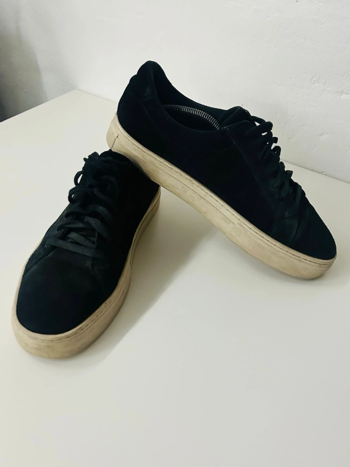 Svarta sneakers i mocka med vit sula