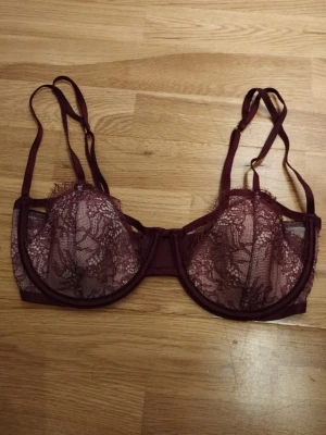 NY Spetsbh från Victoria's Secret  - Snygg spetsbh från Victoria's Secret med kul band detaljer som gör den unik och charmig. Den amerikanska storleken 34D motsvarar 75D. Aldrig använd men har inte kvar tags, därav priset. Perfekt för alla hjärtans dag  / Valentine's day. Jag har fler annonser uppe och ger mängd rabatt, så kolla gärna min sida!