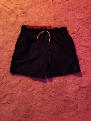 Ralph Lauren Badbyxor  - Ett par riktigt fräscha badbyxor som är sparsamt använda passar perfekt till solsemestern Klassiska, stilrena badbyxor som passar utmärkt till en dag på stranden Passar bra på ungdomar ca 14-16 år Storlek L Priset kan diskuteras bara ge bud!