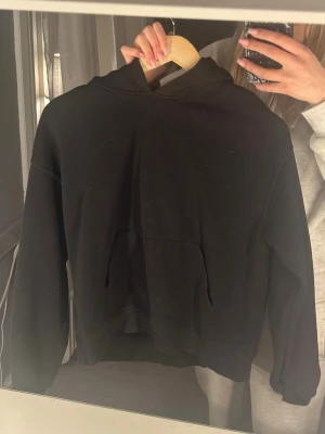 Svart hoodie - Svart basic hoodie från GinaTricot, mycket bra skick!
