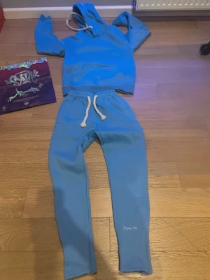 Syna world tracksuit  - Syna world tracksuit helt nytt med prislapp 