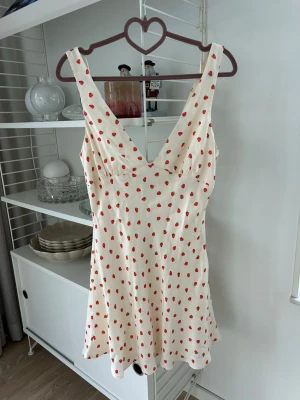 Klänning med jordgubbar🍓  - Supersöt klänning med jordgubbar på från Zara 🍓Endast testad