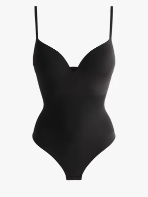 Svart body från H&M - Säljer en svart shaping body från H&M med tunna axelband och vadderade kupor. Bodyn är ny med prislappen kvar