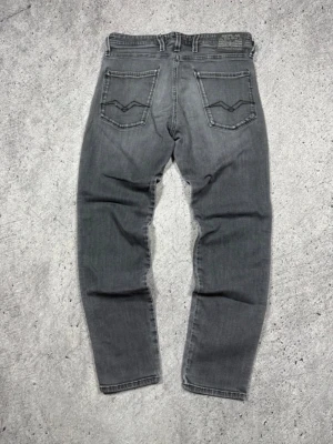 Replay anbass - Säljer ett par gråa Replay jeans med klassisk femficksdesign och slim ben. W31 L32. Börjar bli lite slitna i grenen som ni kan se på sista bilden annars i ett bra skick.
