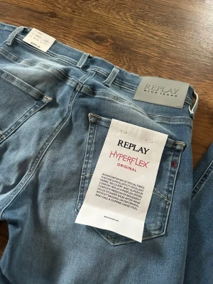 Replay Hyperflex Grover  - Säljer ett par Replay Hyperflex Grover jeans i ljusblå i storlek W31/L30