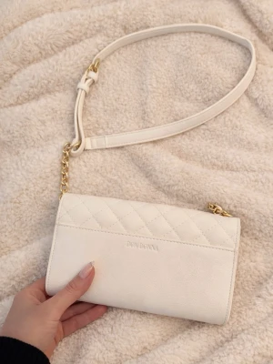 Vit axelväska - Säljer en stilren vit axelväska från Don Donna. Väskan är använd vid ett tillfälle endast och är därav i nyskick. Kedjan går att ta av 🤍