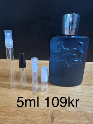 Parfums de Marly layton 5ml - Säljer Parfums de Marly Layton i en parfym dekant - 5ml. Basen är djup och elegant med vanilj, peppar, patchouli och tränoter, vilket ger en krämig, kryddig och sofistikerad avslutning. En kraftfull och lyxig doft som passar perfekt för kallare väder och vintertid, särskilt när man vill ha något varmt, kryddigt och exklusivt ❄️☃️ Priset står för 5ml. 5ml är ungefär 75st sprays. FINNS ÄVEN I 2,3,5,10ML KOLLA PROFILEN FÖR ANDRA STORLEKAR ! | 2ml 55kr | 3ml 75kr | 5ml 109kr | 10ml 199kr | 