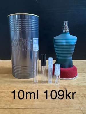 Jean Paul Gaultier Le Male 10ml - Säljer Le Male edt från Jean Paul Gaultier i en parfym dekant - 10ml. Basen är varm och sensuell med vanilj, tonkaböna och amber, vilket ger en söt och maskulin avslutning. En ikonisk doft som passar perfekt för kallare väder och vintertid, särskilt när man vill ha något varmt ❄️☃️ Priset står för 10ml. 10ml är ungefär 150st sprays. FINNS ÄVEN I 2,3,5,10ML KOLLA PROFILEN FÖR ANDRA STORLEKAR ! | 2ml 39kr | 3ml 49kr | 5ml 69kr | 10ml 129kr | 