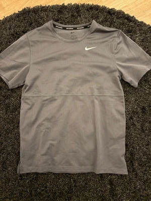 Nike tränings T-shirt  - Grå Nike T-shirt, Helt ny, storlek M