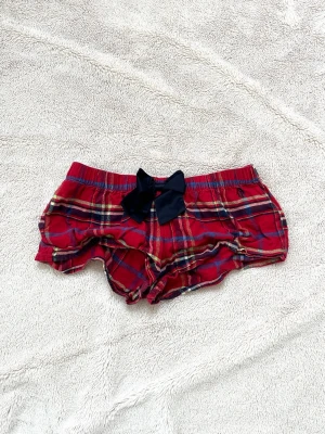 Abercrombie & fitch lådmidjade shorts  - Ett par shorts från Abercrombie & fitch i storlek S. Rakt över midjemått: ca 33cm. Jag fraktar inom 24h. Se liknande plagg i min profil!