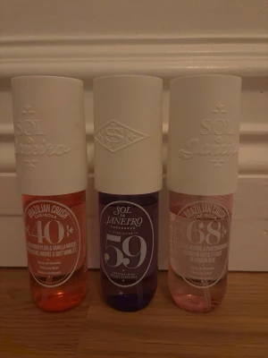 tre sol de janeiro body mist - 59 & 48 är knappt använda, lite bara. 68 är lite mer använd men inte mycket. De är den mindre storleken, 90 ml. Original pris per styck är 250-300 kr. 
