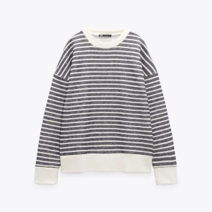 Mjuk randig tröja från Zara - Använd fåtal gånger!!! Säljer en supermjuk och skön randig tröja från Zara i grå och vit. Tröjan har en bekväm passform med ribbade muddar vid ärmslut. Tröjan är verkligen jätte mjuk inuti!