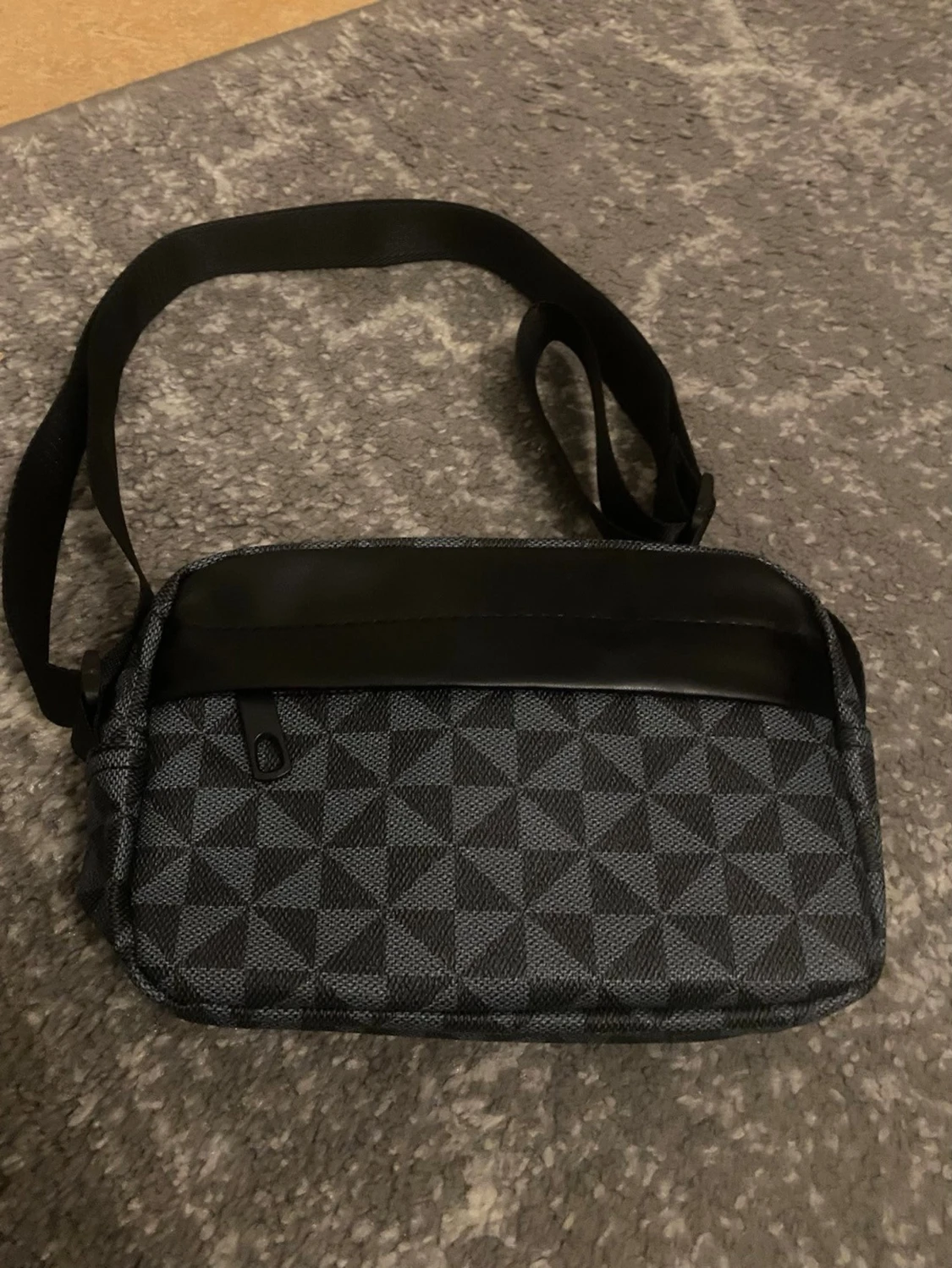 Svart och grå axelväska med mönster