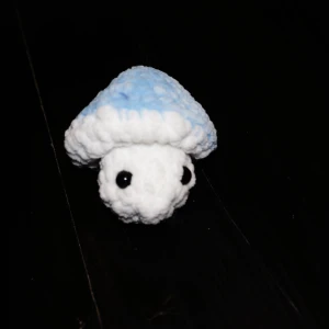 Mushroom pop - En mushroom pop är lite som en stressboll. Man kan dra upp och ner hatten på svampen!  Gosedjuren lämpar sig inte för små barn då ögonen är känsliga och kan falla av om man ej är försiktig.