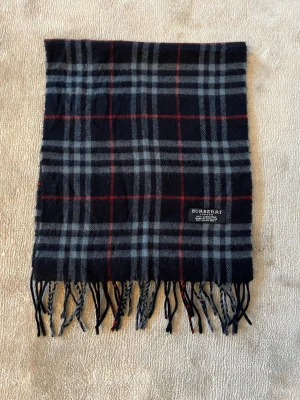 Burberry halsduk - Klassisk Burberry scarf i ikoniskt rutmönster. Mjuk och varm med fransar nertill. Perfekt till vinter och lätt att styla | Mått: ca 168 × 30 cm | Mycket bra skick | 100% Kashmir | Hör gärna av dig vid frågor eller funderingar 😄|