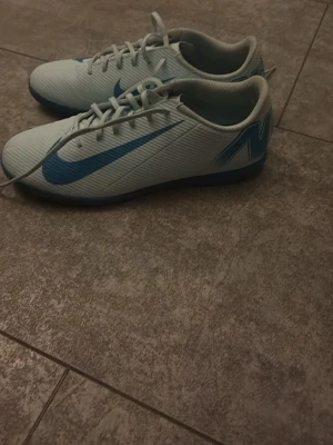 Nike inomhus skor - Säljer ett par Nike futsal skor i storlek 43 dom sitter perfekt på fötterna och är väldigt fin färg 