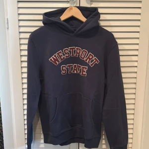 Blå hoodie  - Snygg marinblå hoodie från Manguun i storlek M med huva och stor magficka. Hoodien är i utmärkt skick och har inga defekter!🤩‼️Vid funderingar är det bara att höra av sig📲📲