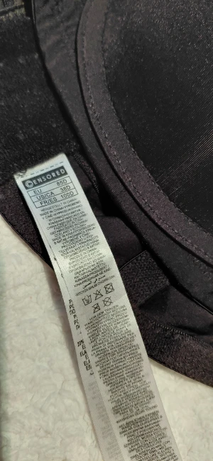 Svart Bh från Censored, 85D  - Svart Bh från Censored med släta kupor och justerbara axelband. Materialet är mjukt och stretchigt med 80% polyester och 20% elastan. Oanvänd. 