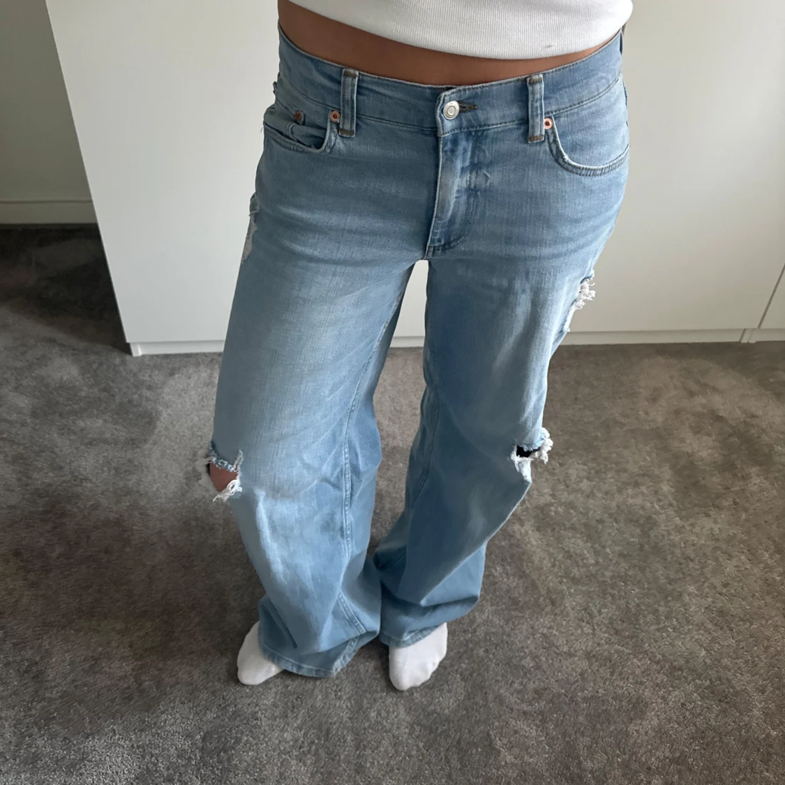Ljusblå jeans med slitningar - 1