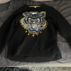 Svart Kenzo sweatshirt med tiger - En svart o stilren äkta Kenzo tröja i storlek M.