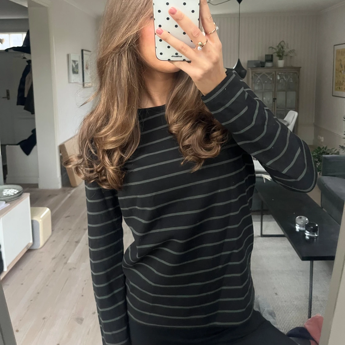 Svart randig långärmad tröja med knappar