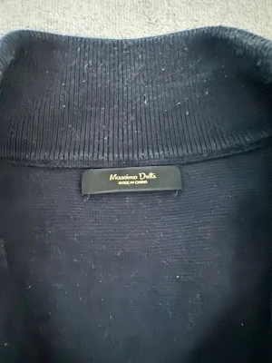 Mörkblå kofta från Massimo Dutti - Snygg mörkblå kofta från Massimo Dutti med hel dragkedja framtill och ribbad krage. Tröjan har långärmad passform och är tillverkad i mjuk bomull, perfekt för dig som gillar stilrena och klassiska plagg. Enkel att matcha med jeans eller chinos.