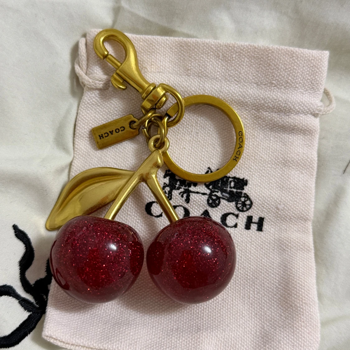 Coach nyckelring med glittriga körsbär - 3