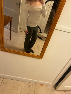 Vit tröja  - Säljer en vit tröja då den inte kommer till användning 💕