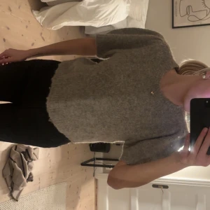 Kortärmad stickad tröja - Fin stickad tröja från Vero Moda med lite puffärm. Strl L men liten i storlek. 